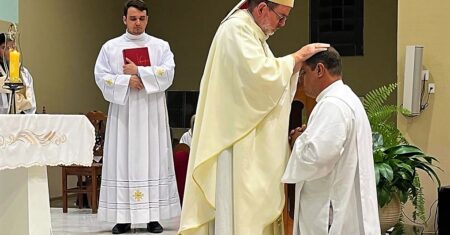 Qual É A Diferença Entre Padre E Diácono?