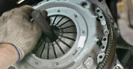Como Funciona a Embreagem do Carro?
