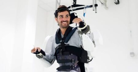 Qual é a diferença entre tetraplégico e paraplégico?
