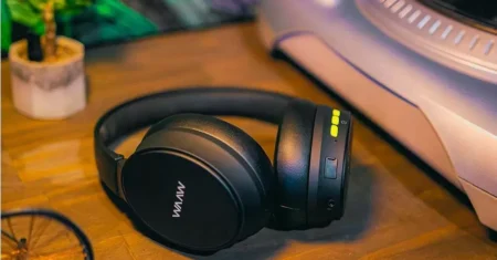 Qual é a diferença entre headset e headphone?