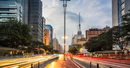 Qual é a diferença entre rua e avenida?