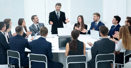 Qual é a diferença entre treinamento e desenvolvimento?