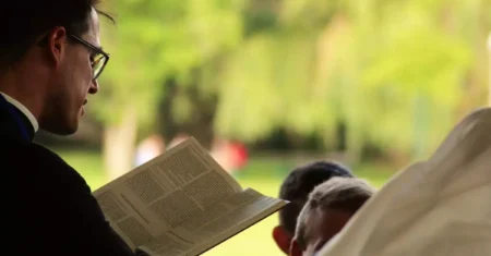 O Que Significa Sonhar Com Pastor Revelando?